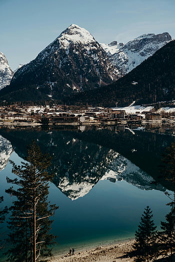 เมืองเล็ก ๆ, ทะเลสาป, ต้นไม้สีเขียว, ภูเขาหิมะ, Tyrol, ออสเตรีย, ทะเลสาบอันเงียบสงบ, หมู่บ้าน, ภาพสะท้อนของภูเขา, ภูมิทัศน์ฤดูหนาว, ทิวทัศน์อัลไพน์