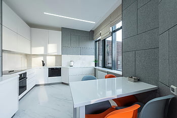 apartemen kontemporer, dapur modern, desain minimalis, kursi berwarna-warni, lemari dapur, interior yang cerah, meja putih, ruang makan, Buka tata letak, garis bersih, cahaya alami