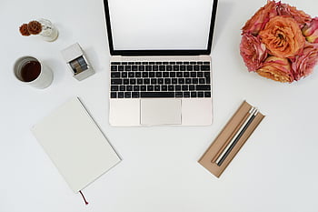 świeże kwiaty, biurko, laptop, notatnik, Minimalistyczny obszar roboczy, czyste biurko, materiały biurowe, widok z góry, konfiguracja biurowa, Organizacja biurka, Wystrój obszaru roboczego