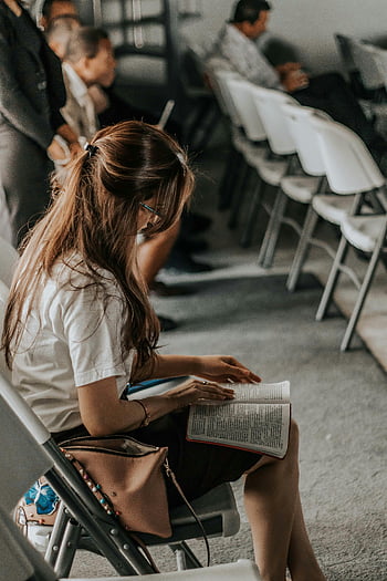 žena hospodářství kniha, Akademické prostředí, Zaměřené čtení, prostředí ve třídě, lidé v pozadí, vzdělávací scéna, Studium studenta, čtení knihy, vzdělávací prostředí, Pozorný čtenář, skupinové studium