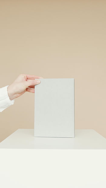 boş kitap, minimalist görüntü, tutan kişi, beyaz yazıcı kağıdı, dağlama, basit tasarım, El Bekleme Kitabı, Beyaz arkaplan, temiz estetik, Ürün Mockup, minimalist fotoğrafçılık