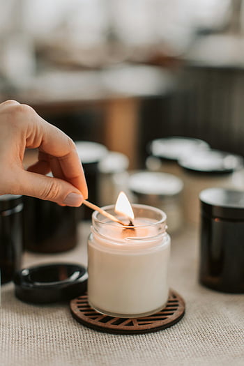 håndlavet stearinlys, belysning stearinlys, tændstik, Hyggelig atmosfære, Nærbillede hånd, stearinlys flamme, stearinlys, varm belysning, lysestage, indendørs indstilling, lempelse