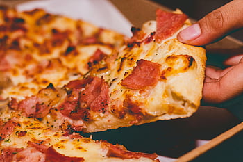 pizza, pepperoni pizza, close-up pizza, hand met pizza, Heerlijke pizza, stuk pizza, Kaasachtige pizza, pepperoni -plak, pizza punt, close-up eten, voedselfotografie