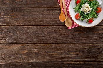 สลัด arugula, มะเขือเทศเชอรี่, พาสต้า, โต๊ะไม้ชนบท, ไม้กระดาน, ช้อนไม้, ผ้าเช็ดปาก, การถ่ายภาพอาหาร, มื้ออาหารเพื่อสุขภาพ, มุมมองด้านบน, พื้นที่การคัดลอก