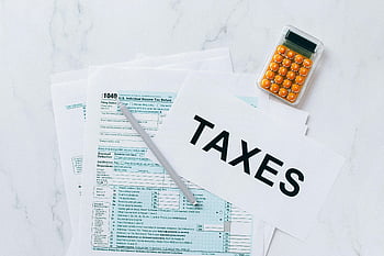 Steuerdokumente, Steuerformulare, Taschenrechner, Stift, Steuervorbereitung, Ansicht von oben, Tabelle, finanzielle Planung, Steuersaison, Papierkram, Bürobedarf