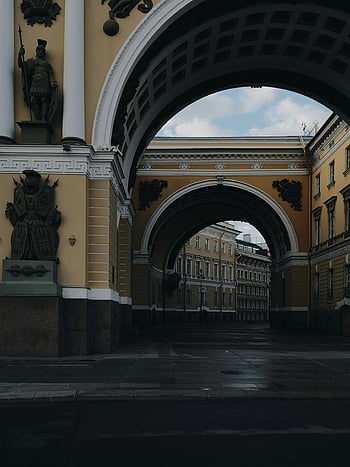 Hnědá a bílá betonová budova, Elegantní oblouky, Historická evropská ulice, klasické architektury, evropské architektury, Nastavení ulice, historické budovy, Design Archway, městskou architekturu, Evropské městské panoráma, architektonické detaily