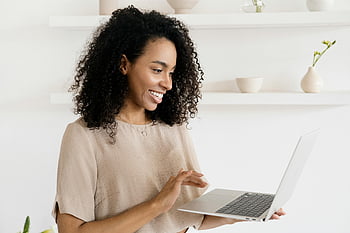 kobieta za pomocą laptopa, uśmiechnięta kobieta, nowoczesne biuro w domu, Niezależny styl życia, pracuje na laptopie, domowe biuro, laptop, Prace niezależne, kobieta pracuje, nowoczesne biuro, domowa przestrzeń robocza