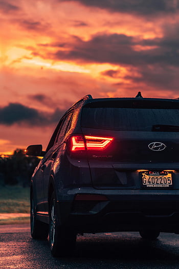 nero hyundai suv, retrovisore, strada bagnata, tramonto vibrante, Cloudscape drammatico, SUV moderno, Hyundai Santus, fotografia al tramonto, fotografia automobilistica, pavimentazione bagnata, cielo drammatico
