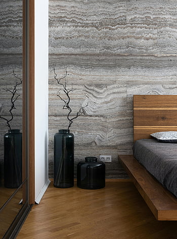 moderní ložnice, dřevěný nábytek, minimalistický dekor, vázy s větví, poblíž postele, zrcadlo, klidný interiér, Stylová ložnice, moderní design, dřevěné podlahy, mramorové zdi
