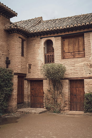 tradiční architektura, cihlové zdi, dřevěné dveře, kachlová střecha, rustikální dům, Tradiční cihlová fasáda, nadšenci architektury, dřevěné žaluzie, klenutá okna, Rustikální design