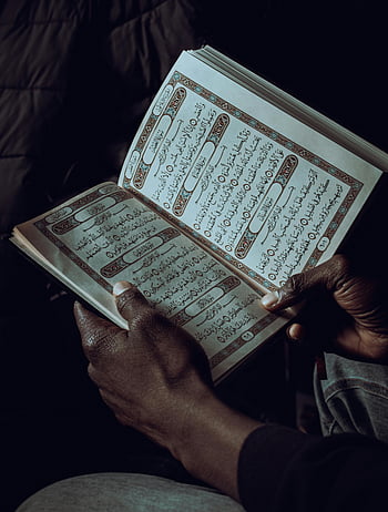 L'uomo che legge il Corano, spiritualità, devozione, Fede islamica, pratica religiosa, libro sacro, Studio del Corano, cammino di fede, devozione religiosa, lettura spirituale, Spiritualità islamica