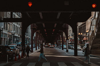 chicago, straat oversteken, viaduct, stedelijke architectuur, stadsleven, verhoogde treinbaan, bruisende straat, voetgangers, zebrapad, stedelijke scène, downtown chicago