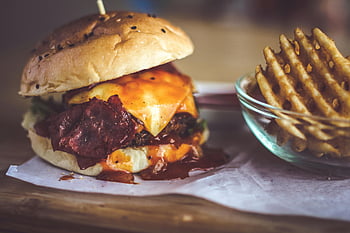 cheeseburger, slanina, vaflové hranolky, zblízka fotografie, Delicious Burger, Křupavé hranolky, omáčka, patty, vejce, detail, sýr