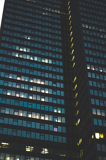 onderaanzicht, zwart en blauw gebouw, moderne wolkenkrabber, verlichte ramen, nachtelijke hemel, stedelijke architectuur, stadsgezicht, hoog gebouw, architectueel ontwerp, nachtfotografie, stadslichten