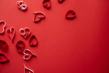 La Saint Valentin, coeurs de papier, fond rouge, Symboles d'amour, découpes en forme de cœur, rouge vibrant, thèmes romantiques, saint valentin, décorations de fête, Thèmes de la Saint-Valentin, décorations de coeur