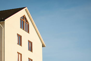 béžový betonový dům, kupovitý mrak, Minimalistický moderní, bytového domu, fasáda, jasné modré nebe, moderní architektura, exteriér domu, architektonický design, exteriér budovy, pozadí oblohy