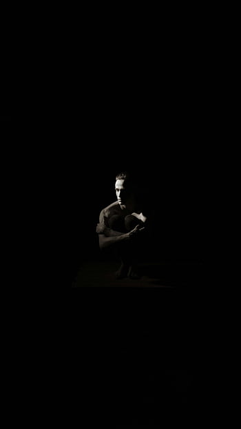 mężczyzna bez koszuli, czarny i biały, Dark Studio, nastrojowy portret, Brązowe drewniane siedzenie, czarna koszula, siedzący człowiek, ciemne ustawienie, czarne tło, fotografia monochromatyczna, fotografia studyjna