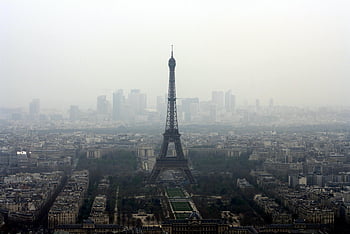Eyfel Kulesi, sisli hava, paris cityscape, ikonik mimarlık, şehir manzarası, Fransa, Avrupa, bulutlu gün, turist çekiciliği, mimari harikası
