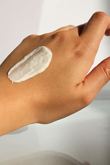 Hautpflegecreme, Nahansicht, die Hand der Frau, Selbstversorgung, Hautgesundheit, weiße Creme, Handpflege, Feuchtigkeitscreme, Beauty-Produkt, Hautpflege-Routine, Handfeuchtigkeitscreme