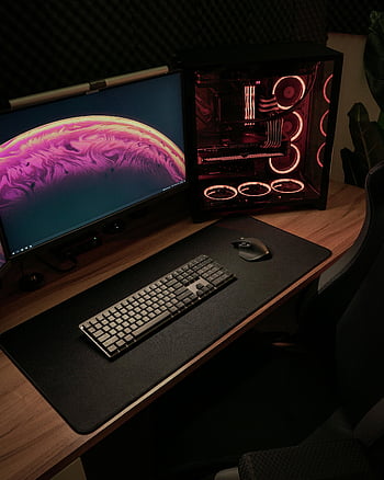 Černý počítačový monitor, klávesnice, herní pc, velký monitor, čistý stůl, Moderní nastavení počítače, Elegantní herní PC, nastavení počítače, nastavení stolu, nastavení her, počítačový stůl