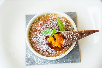krem brulee, jagody, rożek czekoladowy, Udekorowanie mięty, deser, cukier puder, słodki poczęstunek, wyśmienity deser, elegancka prezentacja, fotografia żywności, Sztuka kulinarna