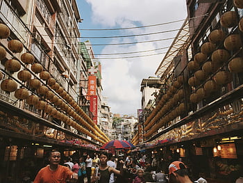 Asiatischer Straßenmarkt, Dekorative Laternen, lebhafter Markt im Freien, Hoch hinausragende Gebäude, blauer Himmel, Massen, Straßenszene, traditioneller Markt, Kulturmarkt, städtischer Markt, Markt im Freien