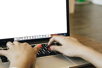 Psaní ženských rukou, laptop, Útulná domácí kancelář, technologie, sdělení, detail, pracovního prostoru, psaní na notebooku, ruce na klávesnici, vnitřní pracovní prostor, práce z domova