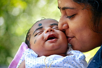 Madre che bacia il bambino, foto ravvicinata, Ritratto commovente, bambino sorridente, all'aperto, madre e bambino, Baby all'aperto, amore materno, foto del bambino, momento in famiglia, luce naturale