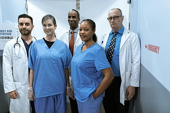 Ärzte, Krankenschwestern, Krankenhaus, Angehörige der Gesundheitsberufe, Verschiedene Gruppen, Zusammenspiel, Vielfalt, Krankenhausuniformen, Notaufnahme, medezinische Angestellte, Gesundheitsteam