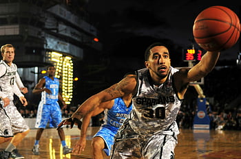 pallacanestro, Maglia da basket bianca e grigia, campo all'aperto, gioco notturno, atleti in azione, gioco intenso, uniforme da basket, azione sportiva, giocatori di pallacanestro, basket notturno, Azione giudiziaria