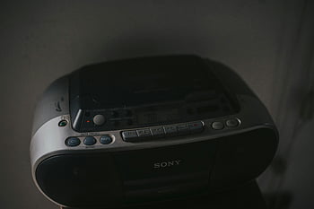 Sony Radio, Vintage-Radio, Kassettenspieler, Klassische Technologie, schwach beleuchtet, Nahansicht, schwarzes Sony, neben der Wand, Retro-Elektronik, Audiogerät, Vintage -Elektronik