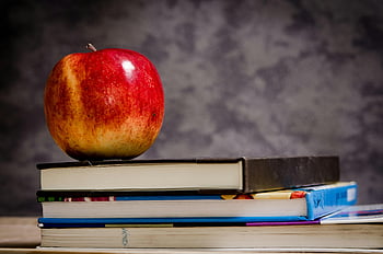 červené jablko, skládaný knihy, Symbol vzdělávání, učení, detailní fotografie, Apple na knihách, Vzdělávací obraz, reprezentace znalostí, Motivace studie, Akademický úspěch, kniha zásobníku