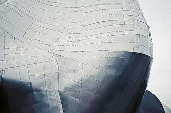 moderní architektura, geometrický design, Ocelová textura, abstraktní umění, Elegantní kov, detailní fotografie, moderní budova, šedá ilustrace, architektonický detail, kovový povrch, geometrické vzory