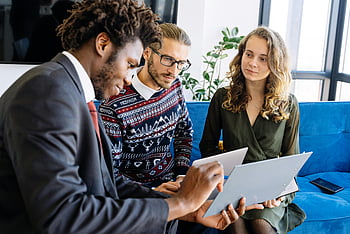 zakelijke bijeenkomst, Jonge professionals, modern kantoor, Diverse groep, mensen uit het bedrijfsleven, kantooromgeving, professionele kleding, samenwerkingswerk, teamdiscussie, zakelijke interactie