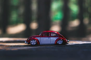 Červená a šedá hračka, Hračka VW Beetle, Detailní hračkové auto, Červená a bílá hračka, povrch vozovky, Fotografie na hračce, miniaturní auto, Vintage Toy Car, Venkovní hračkové auto, hračkové auto na chodníku, hračkové auto v přírodě