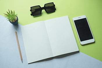 düz yatıyordu fotoğrafçılık, akıllı telefon, Yazıcı kağıdı, Güneş gözlüğü, kalem, not defteri, Modern Ofis Temelleri, bitki, masa düzeni, çalışma alanı, Ofis malzemeleri