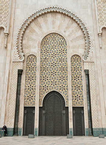 mešita hassan ii, casablanca, Ozdobná islámská architektura, mramorové zdi, Podrobná fasáda, hnědé dveře, marocký design, islámské umění, náboženské budovy, architektonické detaily, Casablanca Landmark