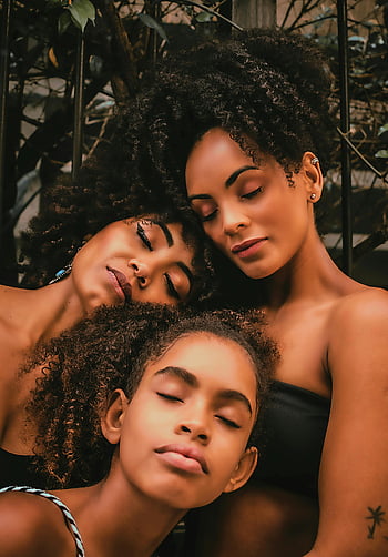 černé ženy, Afro-americké ženy, zavřené oči, ulice, jednota, milovat, klidný okamžik, tři ženy, přírodní vlasy, venkovní nastavení, dívka