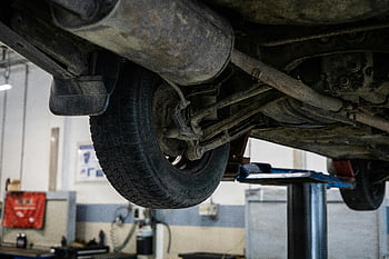 シャーシの下の自動車、 車の下部構造、 サービスステーション、 修理とメンテナンス、 閉じる、 車両整備、 自動車修理、 筋肉のビュー、 カーサービス、 タイヤビュー