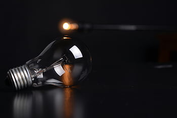 Duidelijke gloeidraadlamp, zwarte pad, Reflecterende gloeilamp, donkere achtergrond, verlichting, reflecties, gedetailleerd schot, heldere bol, zwart oppervlak, gloeidraad, bol reflectie