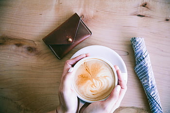 Kahve, latte, beyaz seramik bardak, rahat kafe, sıcak içecek, kahve sanatı, tahta masa, eller bardağı tutan eller, Latte sanatı, kahve fincanı, rahat ayar