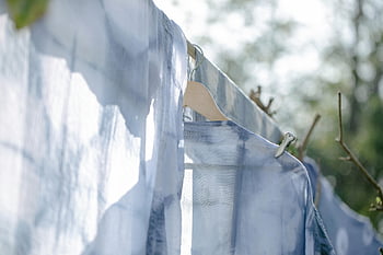 linen dicuci, tergantung di tali, taman, pakaian yang baru dicuci, jemuran, Halaman belakang yang cerah, Binatu luar ruangan, pengeringan alami, tekstur kain, hari binatu, Pengeringan pakaian luar ruangan
