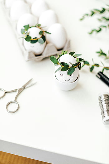 Diy malovaná velikonoční vajíčka, listové koruny, Kreativní nápady pro kutily, bílý povrch, Výzdoba velikonoční vajíčka, velikonoční řemesla, Velikonoční diy, Velikonoční vajíčko, Velikonoční vejce umění, velikonoční vajíčko malování, Velikonoční vejce věnec