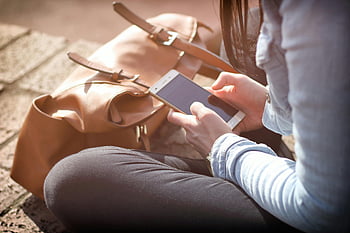 žena, chytrý telefon, hnědá taška, slunečního světla, sedící, android smartphone, Neformální outfit, venkovní nastavení, Ruce držící telefon, příležitostná scéna, během dne