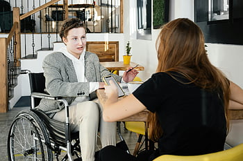Ženy na invalidním vozíku, ženská kolega, kavárna, obchodní diskuse, Současná kavárna, profesionály, sdělení, Uživatel invalidního vozíku, neformální setkání, Vnitřní nastavení, moderní interiér