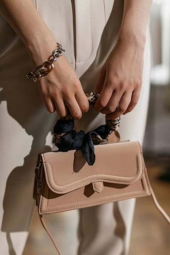 braccialetto a catena, Borsa beige, Borsa elegante, Elegante borsa, mani ravvicinate, Borsa alla moda, bracciali, Accessori per borse