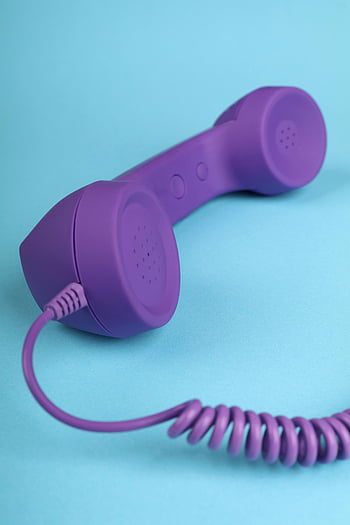 lilla telefon, vintage telefon, spiral ledning, farverig telefon, lilla håndsæt, retro telefon, vintage stil, lilla snor, Blå baggrund, telefon håndsæt