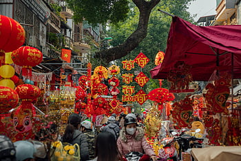 Festival tết, Rue vietnamienne, marché animé, des lanternes, décorations, rue dynamique, Tet 2021, lanternes rouges, marché de rue, les gens shopping, atmosphère festive