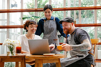 colleghi che lavorano, il computer portatile, bar, dipendenti che collaborano, ambiente di lavoro positivo, impostazione del caffè, lavoro di squadra, Interazione professionale, caffetteria, incontro d'affari, Spazio di lavoro occasionale