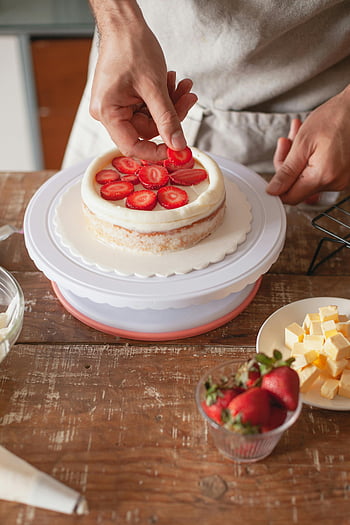 kage dekoration, friske jordbær, hjemmelavet kage, bager, jordbærkage, bagning, dessert, madfotografering, køkken, kage stativ